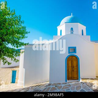 Griechenlands orthodoxe Kirche mit blauem Himmelshintergrund, Lefkes Stockfoto