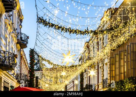 Weihnachtliche Straßenbeleuchtung in Orbeliani Ubani, Old Tiflis, Georgia Stockfoto