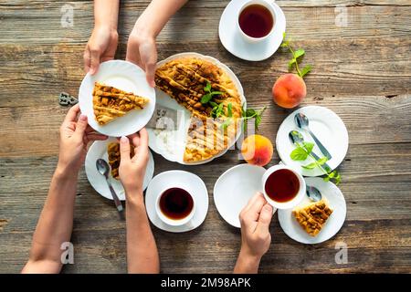 Tee mit Pfirsichkuchen Stockfoto