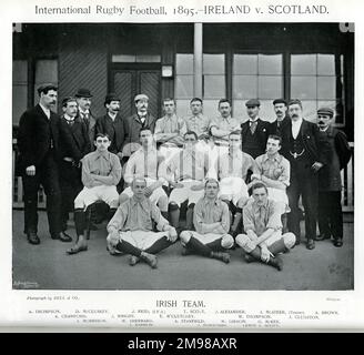 Irish International Rugby Team, 1895, zu der Zeit, als sie Schottland spielten: Thompson, McCluskey, Reid (IFA), Scott, Alexander, McAteer (Trainer), Brown, Crawford, Wright, M'Clutchey, Thompson, Clugston, Morrison, Sherrard, Stanfield, Gibson, McKee, Barron, Ponsonby, Scott. Stockfoto