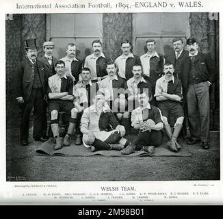 Welsh International Association Football Team, 1895, zu der Zeit, als sie gegen England spielten: Taylor, Evans, Williams, Jenkyns, Jones, Pryce Jones, Hughes, Evans, Meredith, Davies, Trainer, Trainer, Lewis, Parry, Jones. Stockfoto