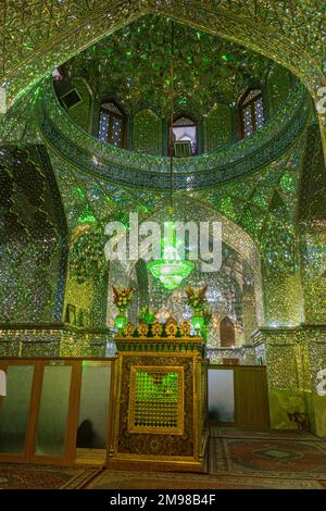 SHIRAZ, IRAN - 8. JULI 2019: Innenansicht von Imamzadeh-ye Ali EBN-e Hamze (Ali Ibn Hamza Mausoleum) in Shiraz, Iran Stockfoto