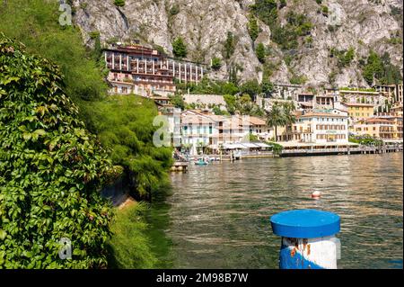 Blick auf den Gardasee von Einheimischen, Urlaubern und Sehenswürdigkeiten. Stockfoto