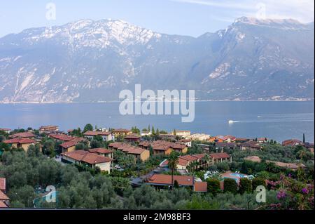 Blick auf den Gardasee von Einheimischen, Urlaubern und Sehenswürdigkeiten. Stockfoto