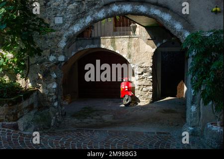 Blick auf den Gardasee von Einheimischen, Urlaubern und Sehenswürdigkeiten. Stockfoto