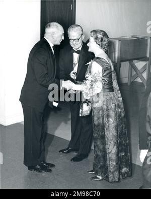 Sir George Gardner, Raes President 1965-1966, und Lady Gardner empfangen einen Gast im Centenary Conversazione, das am 12. Januar 1966 im Science Museum stattfindet. Stockfoto