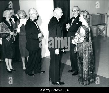 Sir George Gardner, Raes President 1965-1966, und Lady Gardner empfangen einen Gast im Centenary Conversazione, das am 12. Januar 1966 im Science Museum stattfindet. Stockfoto