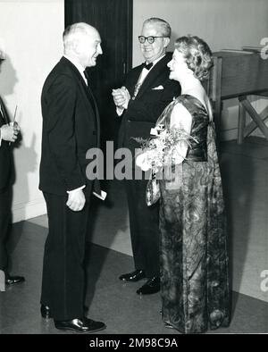 Sir George Gardner, Raes President 1965-1966, und Lady Gardner empfangen einen Gast im Centenary Conversazione, das am 12. Januar 1966 im Science Museum stattfindet. Stockfoto