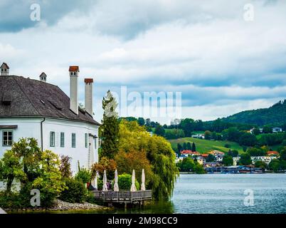 Gebäude am See in Hallstatt Stockfoto