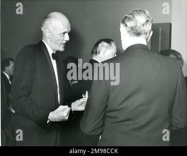 Zu den Gästen des Centenary Conversazione, das am 12. Januar 1966 im Wissenschaftsmuseum stattfand, zählten Beverley Shenstone, Left, und Dr. Archie Ballantyne, Sekretärin von Raes, hinter der Kamera. Stockfoto