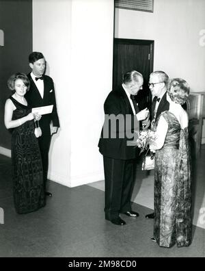 Sir George Gardner, Raes President 1965-1966, und Lady Gardner empfangen Gäste im Centenary Conversazione, das am 12. Januar 1966 im Science Museum stattfindet. Stockfoto