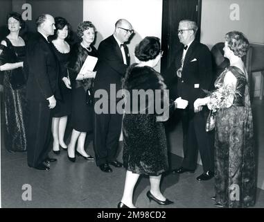 Sir George Gardner, Raes President 1965-1966, und Lady Gardner empfangen Gäste im Centenary Conversazione, das am 12. Januar 1966 im Science Museum stattfindet. Stockfoto