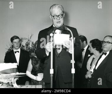 Sir George Gardner, Präsident von Raes, 1965-1966, liest die Nachricht von Ihrer Majestät der Königin auf dem Centenary Conversazione, der am 12. Januar 1966 im Wissenschaftsmuseum stattfand. Stockfoto