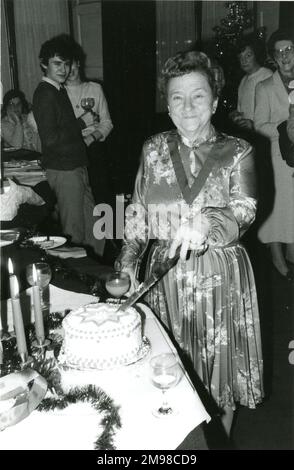 Abschiedsparty für Jenny Denny, eine von zwei Tee/Kaffee-Damen im Hauptquartier der Royal Aeronautical Society. Stockfoto