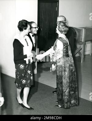 Sir George Gardner, Raes President 1965-1966, und Lady Gardner empfangen Gäste im Centenary Conversazione, das am 12. Januar 1966 im Science Museum stattfindet. Stockfoto