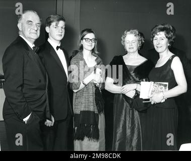 Zu den Gästen des Centenary Conversazione, das am 12. Januar 1966 im Wissenschaftsmuseum stattfand, zählten Dr. Archie Ballantyne, Sekretär von Raes, Left, und Mitglieder seiner Familie (?). Stockfoto