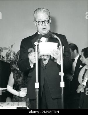 Sir George Gardner, Präsident von Raes, 1965-1966, liest die Nachricht von Ihrer Majestät der Königin auf dem Centenary Conversazione, der am 12. Januar 1966 im Wissenschaftsmuseum stattfand. Stockfoto