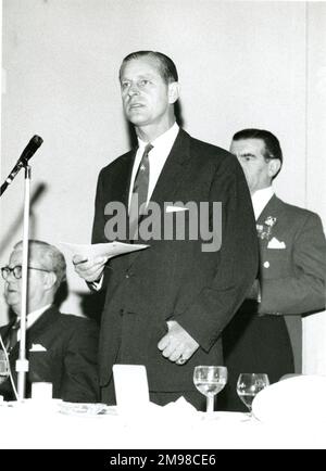 HRH der Prinz Philip, Herzog von Edinburgh, Ehrenpräsident der Royal Aeronautical Society, spricht anlässlich des Mittagessens des Präsidenten und des Rates am 5. Mai 1966 im Europa Hotel, London, an. Stockfoto