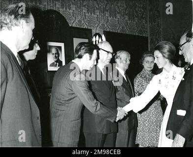 Prinzessin Anne besuchte am 20. Mai 1974 das Hauptquartier der Royal Aeronautical Society im Hamilton Place, London, um den Whitney Straight Award zu überreichen, eine Skulptur von Dame Barbara Hepworth, An Frau Yvonne Sintes in Anerkennung ihres Beitrags zur Zivilluftfahrt als Flugverkehrskontrollbeamte und Handelspiloten. Der Whitney Straight Award wurde 1967 von Air Cdre Whitney Straight, dem stellvertretenden Vorsitzenden von Rolls-Royce, gespendet, um die Leistung und den Status von Frauen in der Luftfahrt zu würdigen. Stockfoto