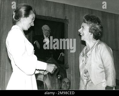 Prinzessin Anne besuchte am 20. Mai 1974 das Hauptquartier der Royal Aeronautical Society im Hamilton Place, London, um Frau Yvonne Sintes den Whitney Straight Award, eine Skulptur von Dame Barbara Hepworth, zu überreichen. In Anerkennung ihres Beitrags zur Zivilluftfahrt als Flugverkehrsleiterin und Handelspiloten. Der Whitney Straight Award wurde 1967 von Air Cdre Whitney Straight, dem stellvertretenden Vorsitzenden von Rolls-Royce, gespendet, um die Leistung und den Status von Frauen in der Luftfahrt zu würdigen. Stockfoto