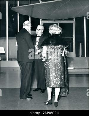 Sir George Gardner, Raes President 1965-1966, und Lady Gardner empfangen Gäste im Centenary Conversazione, das am 12. Januar 1966 im Science Museum stattfindet. Stockfoto