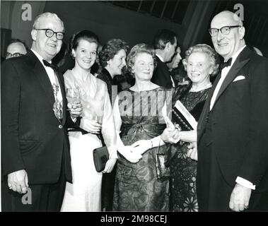 Sir George Gardner, Raes President 1965-1966, und Lady Gardner mit Gästen im Centenary Conversazione, das am 12. Januar 1966 im Science Museum stattfindet. Stockfoto