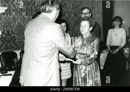 Abschiedsparty für Jenny Denny, eine von zwei Tee/Kaffee-Damen im Hauptquartier der Royal Aeronautical Society. Stockfoto