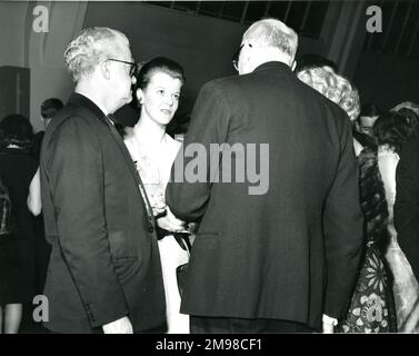 Sir George Gardner, Raes President 1965-1966, und Lady Gardner mit Gästen im Centenary Conversazione, das am 12. Januar 1966 im Science Museum stattfindet. Stockfoto