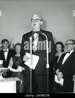 Sir George Gardner, Präsident von Raes, 1965-1966, liest die Nachricht von Ihrer Majestät der Königin auf dem Centenary Conversazione, der am 12. Januar 1966 im Wissenschaftsmuseum stattfand. Stockfoto