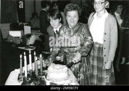 Abschiedsparty für Jenny Denny, eine von zwei Tee/Kaffee-Damen im Hauptquartier der Royal Aeronautical Society. Stockfoto