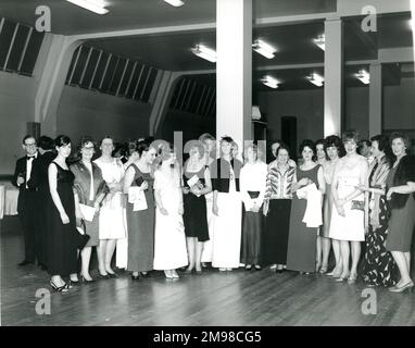Gäste und Mitarbeiter von Raes im Centenary Conversazione, das am 12. Januar 1966 im Science Museum stattfindet. Stockfoto