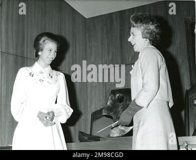 Prinzessin Anne besuchte am 20. Mai 1974 das Hauptquartier der Royal Aeronautical Society im Hamilton Place, London, um Frau Yvonne Sintes den Whitney Straight Award, eine Skulptur von Dame Barbara Hepworth, zu überreichen. Der Whitney Straight Award wurde 1967 von Air Cdre Whitney Straight, dem stellvertretenden Vorsitzenden von Rolls-Royce, gespendet, um die Leistung und den Status von Frauen in der Luftfahrt zu würdigen. Stockfoto