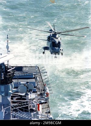 Eh Industries (später AgustaWestland) EH101 PP5, ZF649, der fünfte von neun Vorserien-Hubschraubern, neben HMS Northumberland (F238), einer Fregatte vom Typ 23. Stockfoto