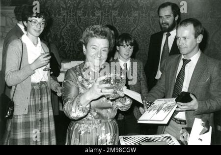 Abschiedsparty für Jenny Denny, eine von zwei Tee/Kaffee-Damen im Hauptquartier der Royal Aeronautical Society. Zu ihrer Linken ist Steve, ein Hausmeister der Gesellschaft. Stockfoto