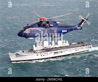 Eh Industries (später AgustaWestland) EH101 PP4, ZF644, der vierte von neun Vorproduktionshubschraubern, über HMS Ark Royal (R07). Stockfoto