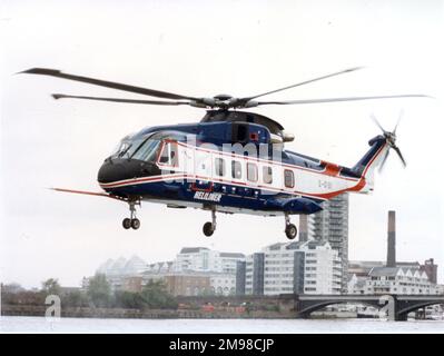 Eh Industries (später AgustaWestland) EH101 PP8 Heliliner, G-OIOI, die Vorserienversion der Zivilpassagiervariante, landet am Battersea Heliport im Zentrum von London. Stockfoto