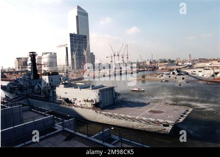 Eh Industries (später AgustaWestland) EH101 nähert sich HMS Grafton (F80), einer Fregatte vom Typ 23. Stockfoto