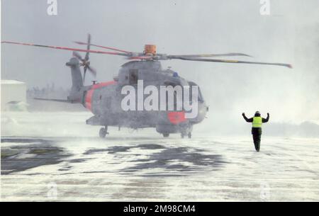 Eh Industries (später AgustaWestland) EH101 Merlin manövriert während DERA-Schneeversuchen und Vereisungsversuchen auf einem schneebedeckten Gebiet. Stockfoto