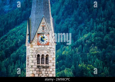 die uhr der protestantischen Kirche auf dem Hochturm in Hallstatt, Österreich Stockfoto
