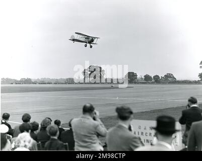 Gloster Gladiator, G-AMRK, gibt am 15. Juli auf der Royal Aeronautical Society Garden Party 1956 in Wisley ein leises Signal. Stockfoto