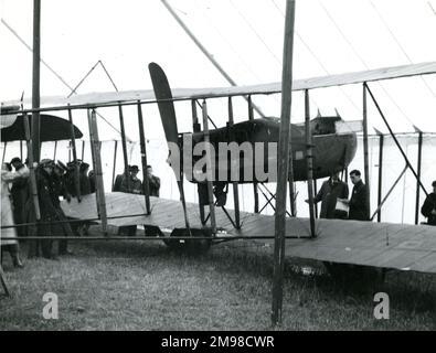 Das Maurice Farman F40 of the Nash Collection befindet sich am 13. Juni auf der 1954 Royal Aeronautical Society Garden Party am Londoner Flughafen. Stockfoto