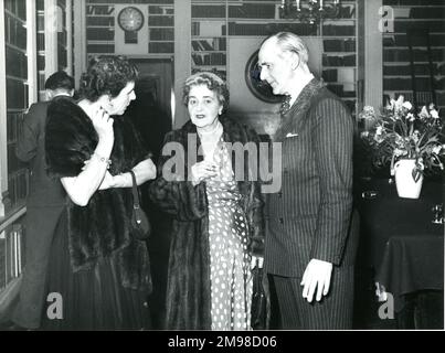 Ansprache und Empfang des Präsidenten in der Royal Institution, London, anlässlich des 90.-jährigen Bestehens der Royal Aeronautical Society am 12. Januar 1956. Lady Frederick Handley Page, in die Mitte. Stockfoto