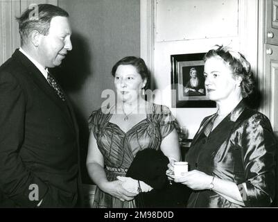 Ansprache und Empfang des Präsidenten in der Royal Institution, London, anlässlich des 90.-jährigen Bestehens der Royal Aeronautical Society am 12. Januar 1956. Gäste an der Rezeption. Stockfoto