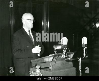 Ansprache und Empfang des Präsidenten in der Royal Institution, London, anlässlich des 90.-jährigen Bestehens der Royal Aeronautical Society am 12. Januar 1956. Lord Sempill leitete das Treffen. Stockfoto