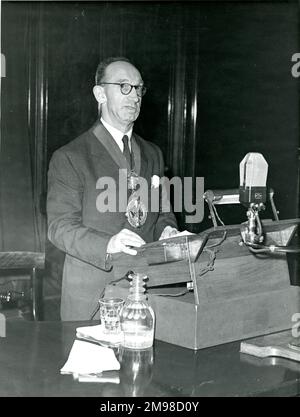 Ansprache und Empfang des Präsidenten in der Royal Institution, London, anlässlich des 90.-jährigen Bestehens der Royal Aeronautical Society am 12. Januar 1956. N.E. Rowe, CBE, FRAeS, Präsident Raes 1955-1956, hält die Rede des Präsidenten. Stockfoto