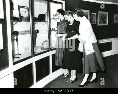 Ansprache und Empfang des Präsidenten in der Royal Institution, London, anlässlich des 90.-jährigen Bestehens der Royal Aeronautical Society am 12. Januar 1956. Gäste an der Rezeption. Stockfoto