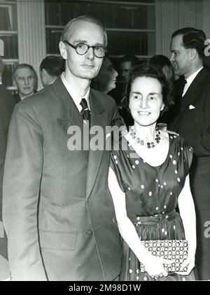 Ansprache und Empfang des Präsidenten in der Royal Institution, London, anlässlich des 90.-jährigen Bestehens der Royal Aeronautical Society am 12. Januar 1956. Mr. Und Mrs. W.E.W. Petter. Stockfoto