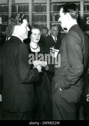 Ansprache und Empfang des Präsidenten in der Royal Institution, London, anlässlich des 90.-jährigen Bestehens der Royal Aeronautical Society am 12. Januar 1956. Gäste an der Rezeption. Stockfoto