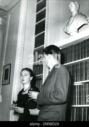 Ansprache und Empfang des Präsidenten in der Royal Institution, London, anlässlich des 90.-jährigen Bestehens der Royal Aeronautical Society am 12. Januar 1956. Gäste an der Rezeption. Stockfoto