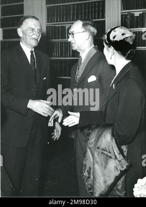 Ansprache und Empfang des Präsidenten in der Royal Institution, London, anlässlich des 90.-jährigen Bestehens der Royal Aeronautical Society am 12. Januar 1956. Mr. Und Mrs. N.E. Rowe, richtig. Stockfoto